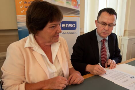 2 Personen unterzeichnen Vertrag.