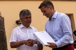 Der sächsische Wirtschaftsminister Martin Dulig übergibt den Zuwendungsbescheid an Landrat Michael Harig