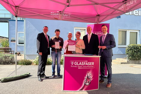 Foto, v.l.n.r.: Landrat Udo Witschas, Tobias Kockert Geschäftsführer MKH Agrar-Produkte-GmbH Wittichenau, Staatssekretärin Ines Fröhlich, Beigeordnete Landkreis Bautzen Dr. Romy Reinisch, Konzernbevollmächtigter DT Axel Wenzke, Telekom-Niederlassungsleite