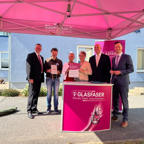 Foto, v.l.n.r.: Landrat Udo Witschas, Tobias Kockert Geschäftsführer MKH Agrar-Produkte-GmbH Wittichenau, Staatssekretärin Ines Fröhlich, Beigeordnete Landkreis Bautzen Dr. Romy Reinisch, Konzernbevollmächtigter DT Axel Wenzke, Telekom-Niederlassungsleite